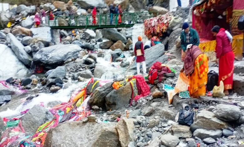 ये कैसी श्रद्धा? गंगोत्री के बाद यमुनोत्री में डाले जा रहे वस्त्र, उद्गम स्थल झेल रहे प्रदूषण का दंश
