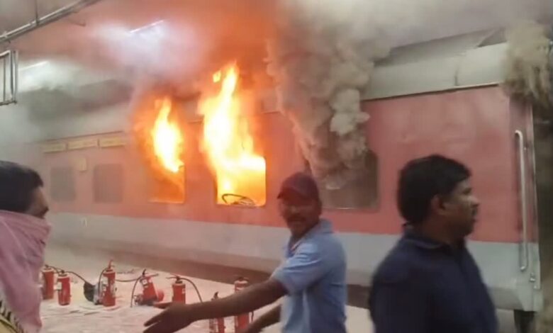 तेलंगाना : नामपल्ली रेलवे स्टेशन पर जयपुर जाने वाली ट्रेन के एसी कोच में लगी भीषण आग, बड़ा हादसा टला