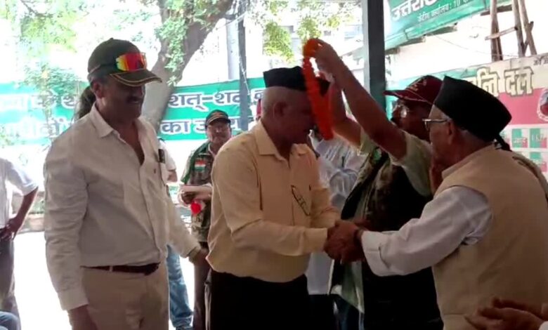 पूर्व सैनिकों को शामिल करके यूकेडी बढ़ा रही कुनबा, आगामी चुनाव में निभाएंगे कमांडो की भूमिका पूर्व सैनिकों को शामिल करके यूकेडी बढ़ा रही कुनबा, आगामी चुनाव में निभाएंगे कमांडो की भूमिका