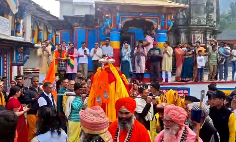 बाबा मद्महेश्वर की दिव्य डोली कैलाश के लिए रवाना, 21 मई को खुलेंगे मंदिर के कपाट बाबा मद्महेश्वर की दिव्य डोली कैलाश के लिए रवाना, 21 मई को खुलेंगे मंदिर के कपाट