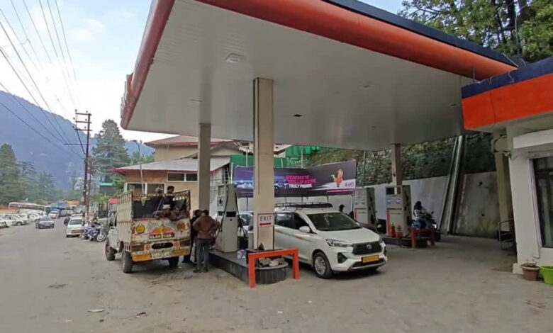 नैनीताल: दुपहिया वाहन ₹200 और फोर व्हीलर को केवल ₹500 पेट्रोल मिलने का दावा, जानें क्या कहते हैं संचालक नैनीताल: दुपहिया वाहन ₹200 और फोर व्हीलर को केवल ₹500 पेट्रोल मिलने का दावा, जानें क्या कहते हैं संचालक