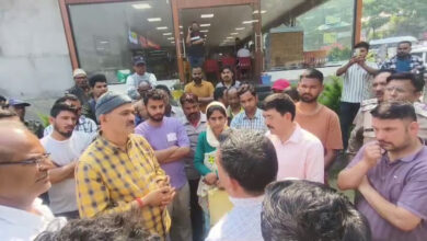 चमोली में आग बुझाते हुए चट्टान से गिरकर फायर वॉचर की मौत, लोगों का वन विभाग के खिलाफ फूटा गुस्सा