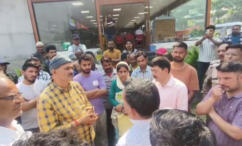 चमोली में आग बुझाते हुए चट्टान से गिरकर फायर वॉचर की मौत, लोगों का वन विभाग के खिलाफ फूटा गुस्सा चमोली में आग बुझाते हुए चट्टान से गिरकर फायर वॉचर की मौत, लोगों का वन विभाग के खिलाफ फूटा गुस्सा