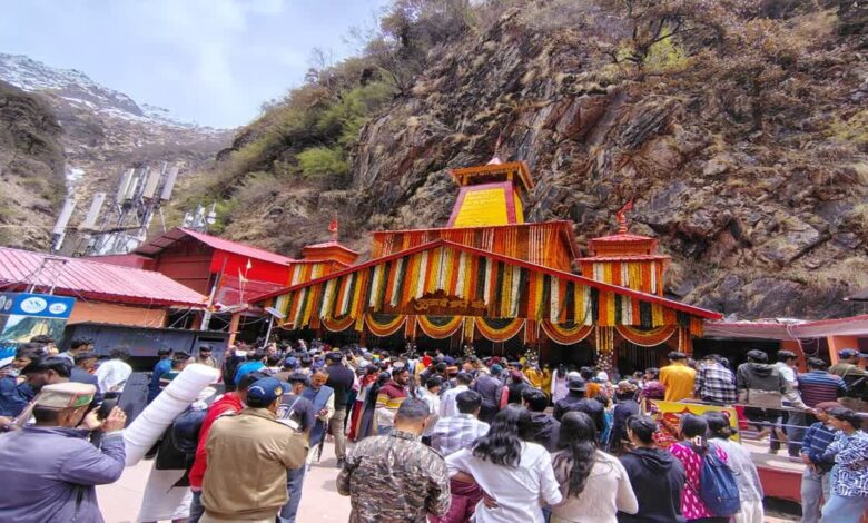 उत्तराखंड यमुनोत्री धाम का खुला खजाना, मंदिर समिति की छप्परफाड़ हो रही कमाई उत्तराखंड यमुनोत्री धाम का खुला खजाना, मंदिर समिति की छप्परफाड़ हो रही कमाई