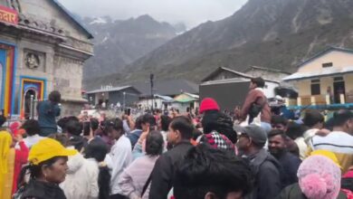 केदारनाथ धाम में कंधों में चढ़कर बनाई जा रही रील, BKTC और प्रशासन पर उठ रहे सवाल
