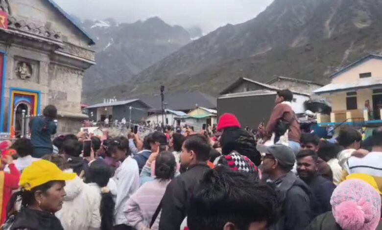 केदारनाथ धाम में कंधों में चढ़कर बनाई जा रही रील, BKTC और प्रशासन पर उठ रहे सवाल