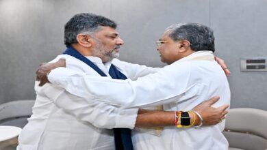 ‘सिद्धा’ जाएंगे और ‘शिव’ आएंगे, ब्रेकफास्ट मीटिंग में हो गया ऐलान, डीके शिवकुमार ने छुए सीएम के पैर
