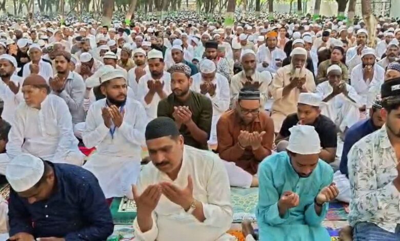उत्तराखंड में शांतिपूर्ण तरीके से संपन्न हुई ईद की नमाज, गाय को राष्ट्रीय पशु घोषित करने की मांग उत्तराखंड में शांतिपूर्ण तरीके से संपन्न हुई ईद की नमाज, गाय को राष्ट्रीय पशु घोषित करने की मांग
