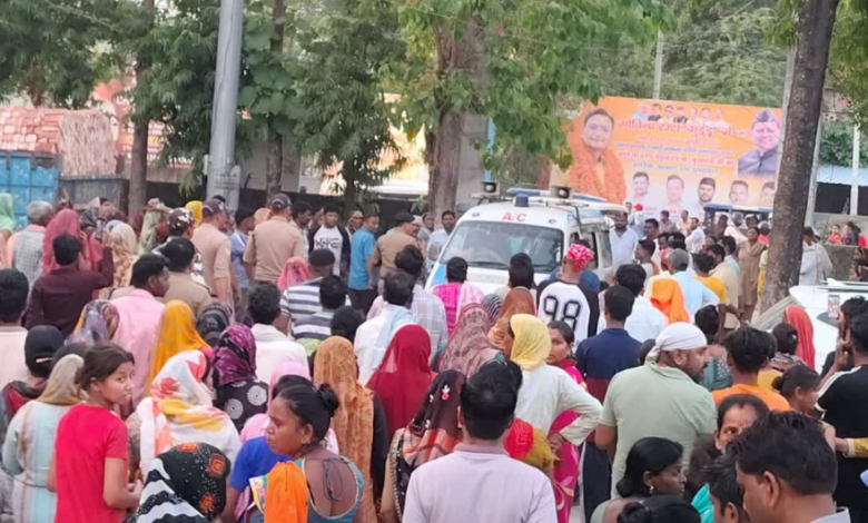विवाद में घायल युवक ने इलाज के दौरान तोड़ा दम, परिजनों ने कोतवाली का किया घेराव, सख्त कार्रवाई की मांग विवाद में घायल युवक ने इलाज के दौरान तोड़ा दम, परिजनों ने कोतवाली का किया घेराव, सख्त कार्रवाई की मांग