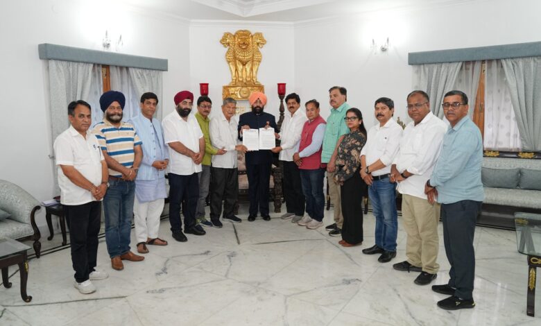 कांग्रेस नेताओं ने राज्यपाल से की मुलाकात, कानून व्यवस्था और इन मामलों को लेकर सौंपा ज्ञापन