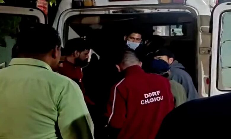 बदरीनाथ हाईवे पर बस पर गिरे विशालकाय बोल्डर, महिला तीर्थयात्री की मौत, दो घायल बदरीनाथ हाईवे पर बस पर गिरे विशालकाय बोल्डर, महिला तीर्थयात्री की मौत, दो घायल