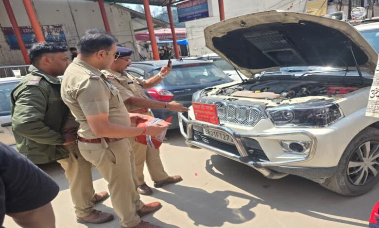 केदारनाथ यात्रा में फर्जी VIP बेनकाब, ‘बिहार सरकार’ लिखी स्कॉर्पियो पर चला पुलिस का डंडा, वाहन सीज