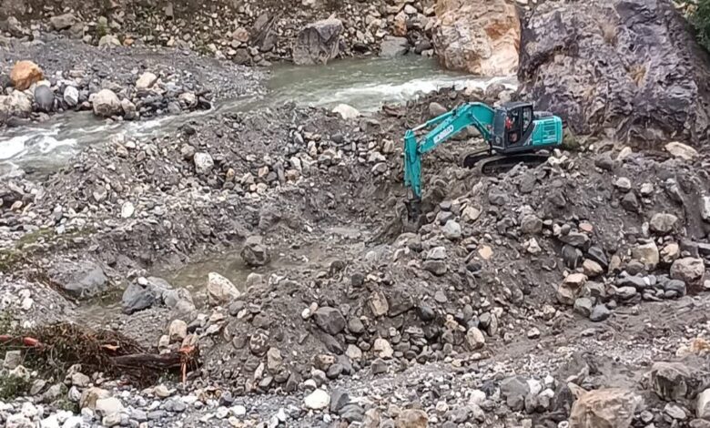 यमुना नदी पर डायवर्जन और चैनलाइजेशन कार्य पर भड़के ग्रामीण, प्रशासन से जांच की मांग यमुना नदी पर डायवर्जन और चैनलाइजेशन कार्य पर भड़के ग्रामीण, प्रशासन से जांच की मांग