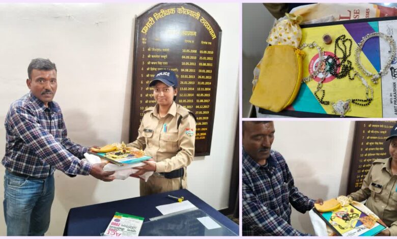 बेटी की शादी के जेवरात से भरा बैग खोया, पुलिस ने 24 घंटे में ढूंढकर लौटाया, चेहरे पर लौटी मुस्कान बेटी की शादी के जेवरात से भरा बैग खोया, पुलिस ने 24 घंटे में ढूंढकर लौटाया, चेहरे पर लौटी मुस्कान