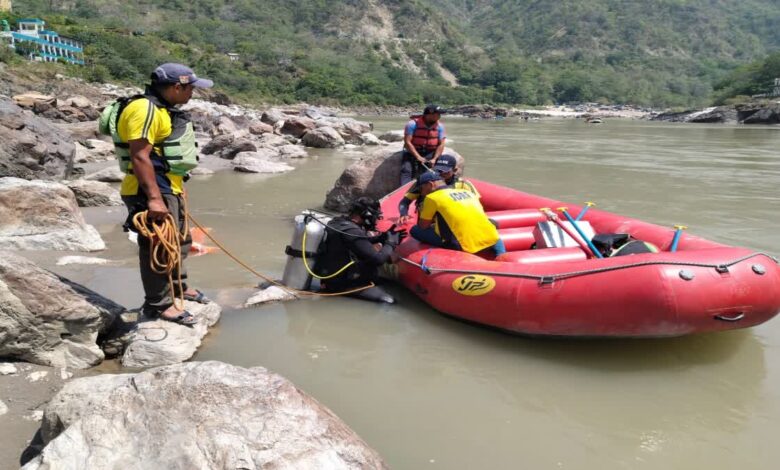 माता-पिता के आंखों के सामने गंगा में बहा बेटा, बदहवास हुए परिजन, तलाश जारी माता-पिता के आंखों के सामने गंगा में बहा बेटा, बदहवास हुए परिजन, तलाश जारी