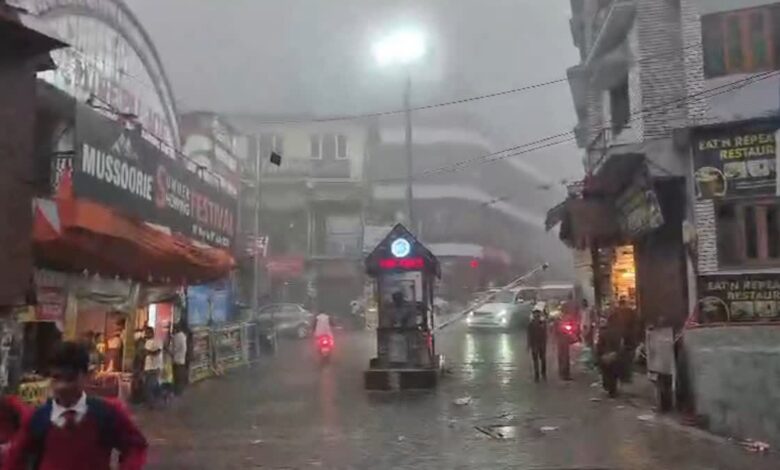 देहरादून और मसूरी में मौसम ने ली करवट, बारिश की फुहारों से सुहावना हुआ नजारा