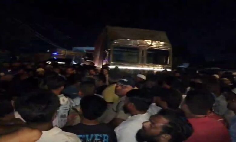 देहरादून में बदमाशों ने वकील की गोली मारकर की हत्या, गुस्साए लोगों ने शव सड़क पर रख किया प्रदर्शन देहरादून में बदमाशों ने वकील की गोली मारकर की हत्या, गुस्साए लोगों ने शव सड़क पर रख किया प्रदर्शन