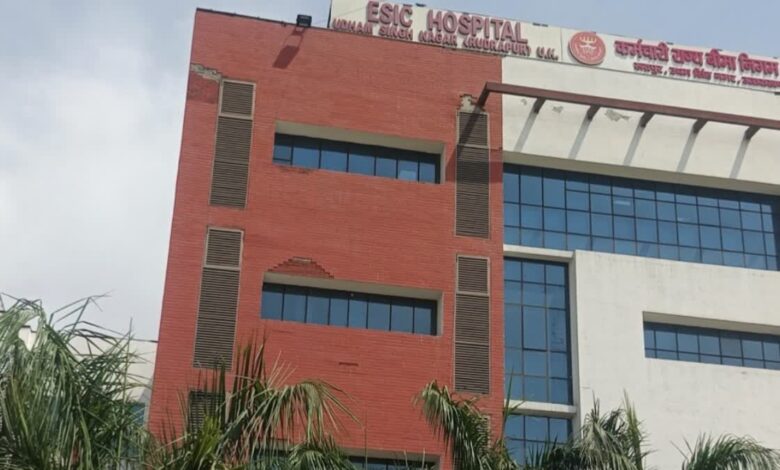 रुद्रपुर ईएसआईसी अस्पताल में बवाल, जानिए 23 नर्सों को क्यों थमाया गया नोटिस, पढ़ें पूरी खबर रुद्रपुर ईएसआईसी अस्पताल में बवाल, जानिए 23 नर्सों को क्यों थमाया गया नोटिस, पढ़ें पूरी खबर
