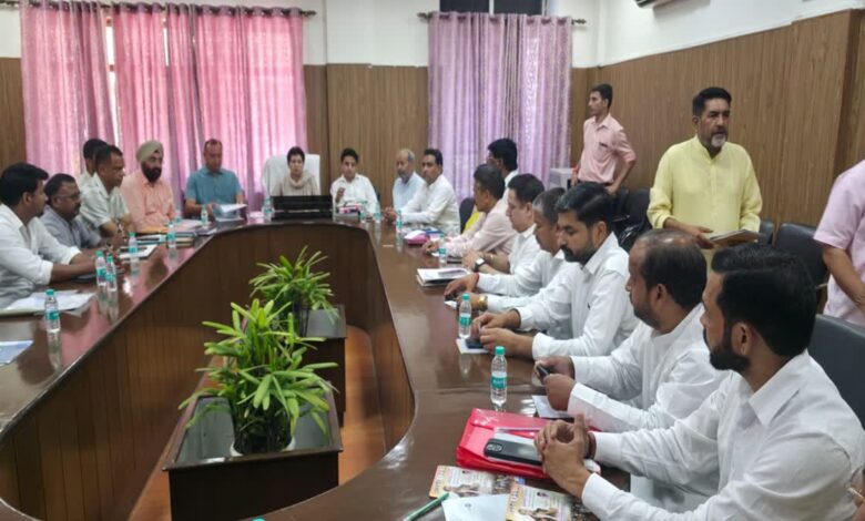 देहरादून में कांग्रेस की बड़ी बैठक, प्रदेश प्रभारी समेत जुटे कई दिग्गज, जानिये मीटिंग की वजह देहरादून में कांग्रेस की बड़ी बैठक, प्रदेश प्रभारी समेत जुटे कई दिग्गज, जानिये मीटिंग की वजह