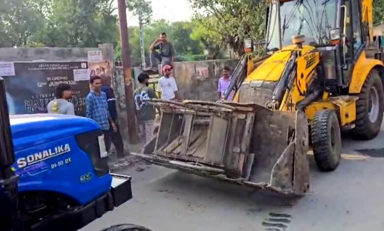 हल्द्वानी में अतिक्रमण पर नगर निगम का बड़ा एक्शन, ठेले-फड़ हटाए, कई लोगों पर की चालानी कार्रवाई हल्द्वानी में अतिक्रमण पर नगर निगम का बड़ा एक्शन, ठेले-फड़ हटाए, कई लोगों पर की चालानी कार्रवाई