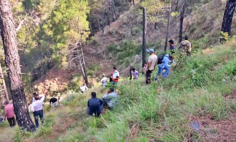 हिमाचल: 500 मीटर गहरी खाई में गिरी कार, एक ही परिवार के 6 लोगों समेत सात की मौत हिमाचल: 500 मीटर गहरी खाई में गिरी कार, एक ही परिवार के 6 लोगों समेत सात की मौत