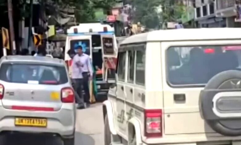 श्रीकोट बेस हॉस्पिटल के समीप बिना चालक के दौड़ पड़ी एंबुलेंस, 3 गाड़ियों को मारी टक्कर