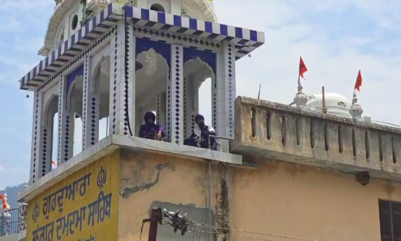 नगरासू गुरुद्वारा विवाद: वार्ता से समाधान की ओर बढ़ रहा मामला, अभी भी डटे हैं 5 निहंग सिख नगरासू गुरुद्वारा विवाद: वार्ता से समाधान की ओर बढ़ रहा मामला, अभी भी डटे हैं 5 निहंग सिख