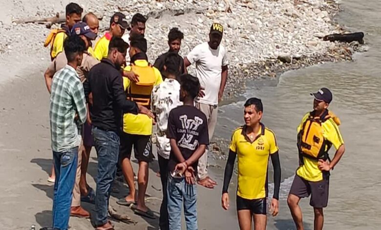 टनकपुर शारदा नदी में बुजुर्ग महिला का शव मिलने से सनसनी, नदी में डूबे दो युवक टनकपुर शारदा नदी में बुजुर्ग महिला का शव मिलने से सनसनी, नदी में डूबे दो युवक