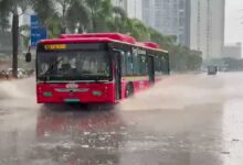 मुंबई में भारी बारिश से हाल-बेहाल, ऑरेंज अलर्ट जारी, जगह-जगह जलजमाव