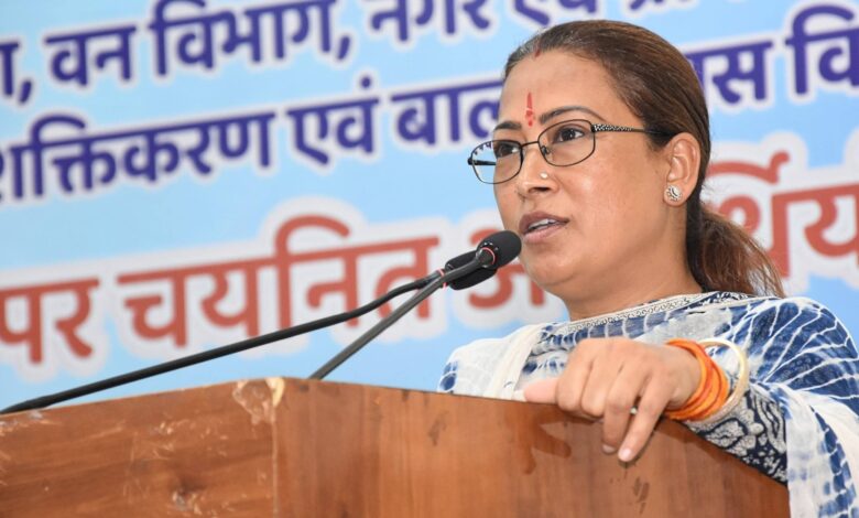 उत्तराखंड: मुख्यमंत्री आवास में नियुक्ति पत्र वितरण समारोह, 88 आंगनबाड़ी कार्यकर्ताओं को मिली पदोन्नति उत्तराखंड: मुख्यमंत्री आवास में नियुक्ति पत्र वितरण समारोह, 88 आंगनबाड़ी कार्यकर्ताओं को मिली पदोन्नति
