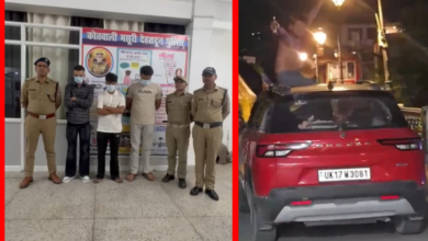 मसूरी में कार की सनरूफ से शराब की बोतल लहराने वाले युवक का चालान, गाड़ी भी हुई सीज मसूरी में कार की सनरूफ से शराब की बोतल लहराने वाले युवक का चालान, गाड़ी भी हुई सीज
