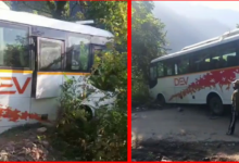 उत्तराखंड में बड़ा हादसा टला, केदारनाथ यात्रियों की बस पैराफिट तोड़कर खाई के ऊपर लटकी, 22 लोग थे सवार उत्तराखंड में बड़ा हादसा टला, केदारनाथ यात्रियों की बस पैराफिट तोड़कर खाई के ऊपर लटकी, 22 लोग थे सवार