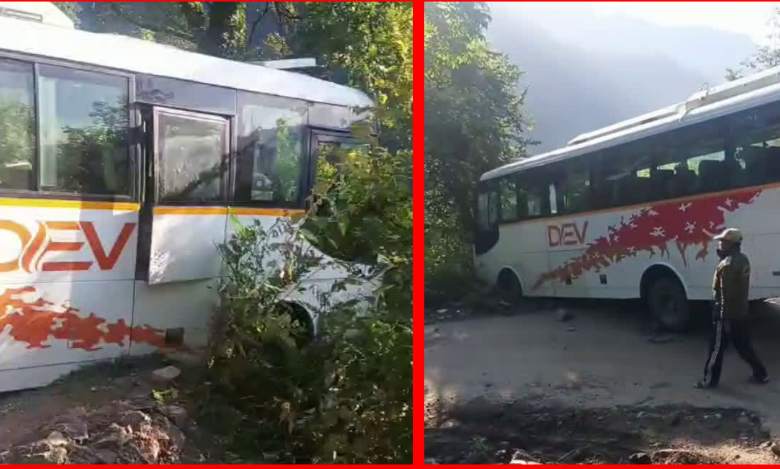 उत्तराखंड में बड़ा हादसा टला, केदारनाथ यात्रियों की बस पैराफिट तोड़कर खाई के ऊपर लटकी, 22 लोग थे सवार