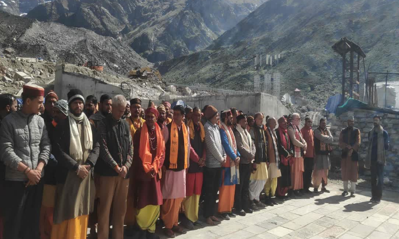 केदारनाथ आपदा की 13वीं बरसी पर धाम में हुई विशेष प्रार्थना, मौन रखकर दिवंगतों को दी श्रद्धांजलि केदारनाथ आपदा की 13वीं बरसी पर धाम में हुई विशेष प्रार्थना, मौन रखकर दिवंगतों को दी श्रद्धांजलि