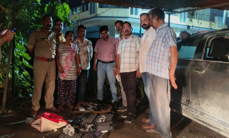 काशीपुर में STF ने पकड़ा हथियारों का जखीरा, 237 कारतूस भी बरामद, पार्किंग में खड़ी थी कार काशीपुर में STF ने पकड़ा हथियारों का जखीरा, 237 कारतूस भी बरामद, पार्किंग में खड़ी थी कार