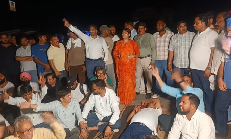 किच्छा में हाई-वोल्टेज ड्रामा: खान फार्म पर कब्जे को लेकर आमने-सामने सायरा वाड्रा और नसरीन सांगा, देर रात तक चला विधायक का धरना किच्छा में हाई-वोल्टेज ड्रामा: खान फार्म पर कब्जे को लेकर आमने-सामने सायरा वाड्रा और नसरीन सांगा, देर रात तक चला विधायक का धरना