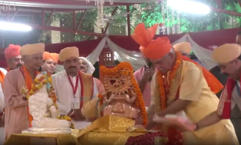 बम-बम भोले के जयघोष के साथ अमरनाथ यात्रा शुरू, श्रद्धालुओं के पहले जत्थे को LG मनोज सिन्हा ने दिखाई झंडी बम-बम भोले के जयघोष के साथ अमरनाथ यात्रा शुरू, श्रद्धालुओं के पहले जत्थे को LG मनोज सिन्हा ने दिखाई झंडी