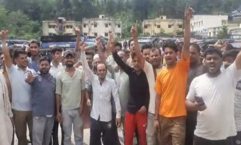 रामनगर में 300 ई-रिक्शा चालक सड़कों पर उतरे, एप से वाहनों को रोककर अवैध वसूली का लगाया आरोप रामनगर में 300 ई-रिक्शा चालक सड़कों पर उतरे, एप से वाहनों को रोककर अवैध वसूली का लगाया आरोप