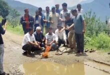 सात गांवों की जीवनरेखा बनी बदहाल, ग्रामीणों ने गड्ढों का पूजन कर जताया विरोध