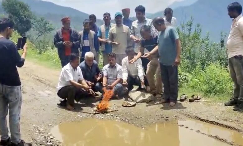सात गांवों की जीवनरेखा बनी बदहाल, ग्रामीणों ने गड्ढों का पूजन कर जताया विरोध सात गांवों की जीवनरेखा बनी बदहाल, ग्रामीणों ने गड्ढों का पूजन कर जताया विरोध