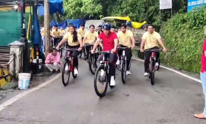 IAS प्रशिक्षुओं संग साइकिल पर निकले केंद्रीय मंत्री मनसुख मंडाविया, मसूरी की सड़कों से दिया फिट इंडिया का संदेश IAS प्रशिक्षुओं संग साइकिल पर निकले केंद्रीय मंत्री मनसुख मंडाविया, मसूरी की सड़कों से दिया फिट इंडिया का संदेश