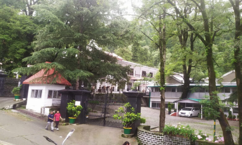 देहरादून में बोर्ड लगा था ‘इस कब्रिस्तान में बाहरी शव दफन नहीं होंगे’, हाईकोर्ट ने तत्काल हटाने का दिया आदेश देहरादून में बोर्ड लगा था ‘इस कब्रिस्तान में बाहरी शव दफन नहीं होंगे’, हाईकोर्ट ने तत्काल हटाने का दिया आदेश