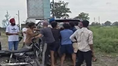 गाय के मालिकाना हक को लेकर दो पक्षों में खूनी संघर्ष, जमकर चले लाठी-डंडे और पत्थर, पुलिस ने संभाला मोर्चा