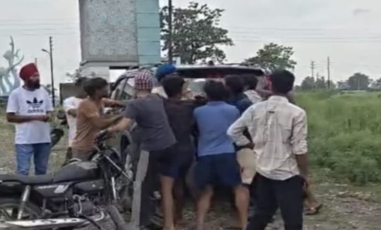 गाय के मालिकाना हक को लेकर दो पक्षों में खूनी संघर्ष, जमकर चले लाठी-डंडे और पत्थर, पुलिस ने संभाला मोर्चा गाय के मालिकाना हक को लेकर दो पक्षों में खूनी संघर्ष, जमकर चले लाठी-डंडे और पत्थर, पुलिस ने संभाला मोर्चा
