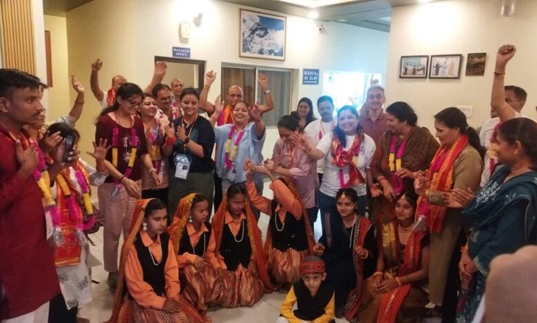 टनकपुर में कैलाश मानसरोवर यात्रा के दूसरे जत्थे का भव्य स्वागत, 11 राज्यों के 47 श्रद्धालु यात्रा में शामिल टनकपुर में कैलाश मानसरोवर यात्रा के दूसरे जत्थे का भव्य स्वागत, 11 राज्यों के 47 श्रद्धालु यात्रा में शामिल