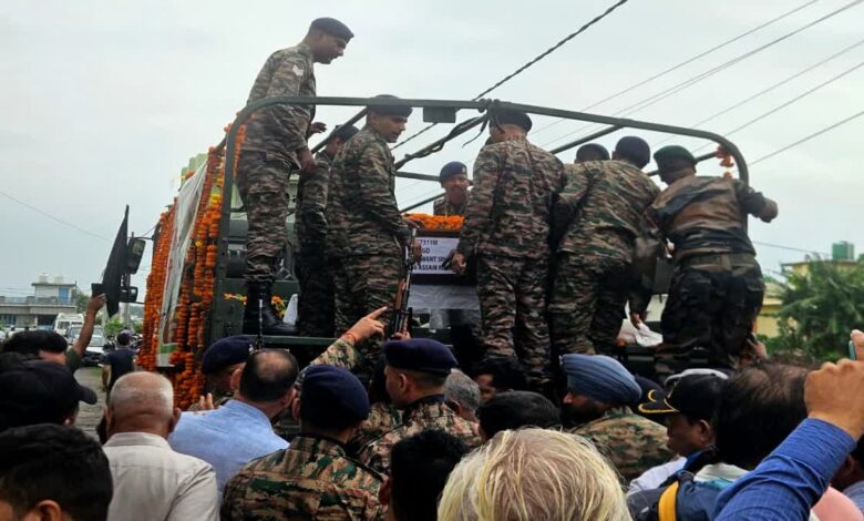 शहीद बलवंत सिंह खेतवाल को अंतिम विदाई देने के लिए उमड़ा जनसैलाब, हर आंख हुई नम शहीद बलवंत सिंह खेतवाल को अंतिम विदाई देने के लिए उमड़ा जनसैलाब, हर आंख हुई नम