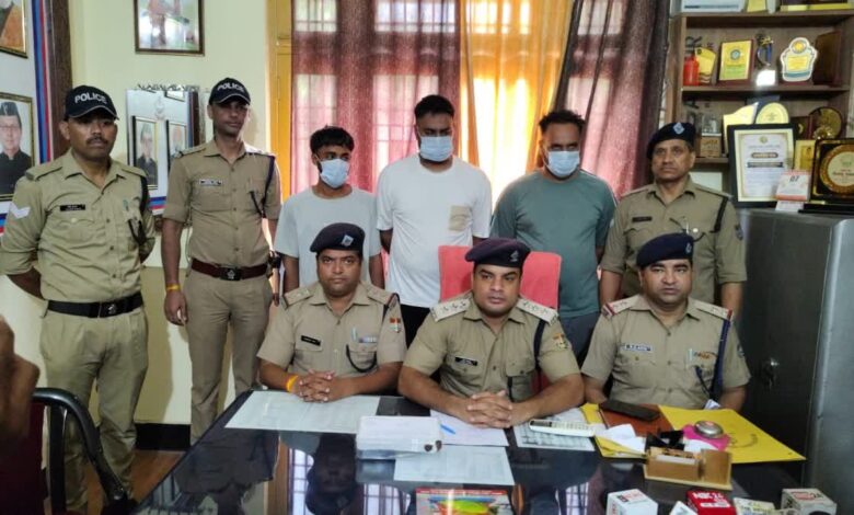 खटीमा में मारपीट और फायरिंग मामले में 3 आरोपी गिरफ्तार, तमंचा और जिंदा कारतूस किया बरामद