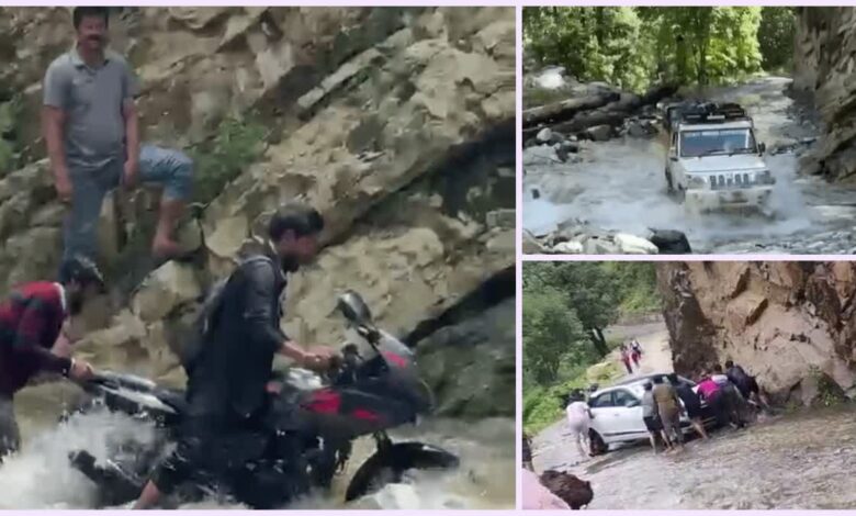 उत्तराखंड में मानसून का कहर, सड़कें बनीं दरिया, जान जोखिम में डालकर नाला पार कर रहे लोग उत्तराखंड में मानसून का कहर, सड़कें बनीं दरिया, जान जोखिम में डालकर नाला पार कर रहे लोग