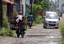 मौत को दावत! दिनेशपुर में रोड पर बने जानलेवा गड्ढे, लोगों ने दी चुनाव बहिष्कार की चेतावनी