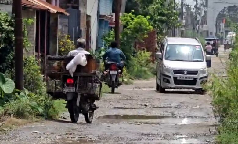 मौत को दावत! दिनेशपुर में रोड पर बने जानलेवा गड्ढे, लोगों ने दी चुनाव बहिष्कार की चेतावनी मौत को दावत! दिनेशपुर में रोड पर बने जानलेवा गड्ढे, लोगों ने दी चुनाव बहिष्कार की चेतावनी